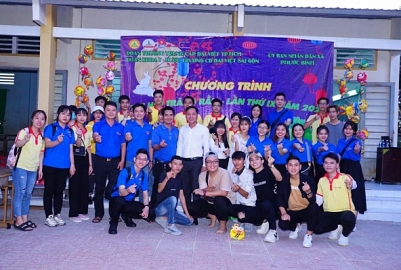 Sinh viên Đại Việt với chương trình Trung Thu " VUI HỘI TRĂNG RẰM" lần IX tại Trường tiểu học Phước Lưu - Tây Ninh