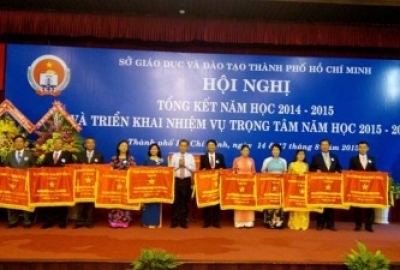 Trường TC Đại Việt TP HCM vinh dự nhận lá cờ đầu trong phong trào thi đua cấp TP năm học 2014-2015