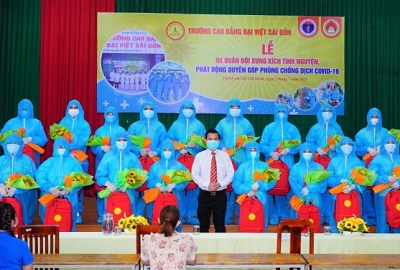 50 tình nguyện viên là cán bộ, giảng viên và sinh viên trường Cao Đẳng Đại Việt Sài Gòn tham gia chống dịch Covid-19