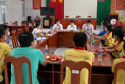 TS. Lê Lâm, Hiệu trưởng nhà trường đến thăm hỏi, động viên các tình nguyện viên phòng, chống dịch bệnh Covid-19 tại An Giang
