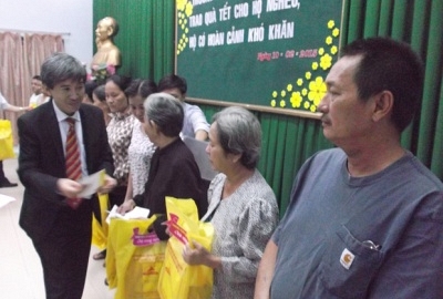 Trườg TC Đại Việt Tp. HCM tặng quà Tết cho hộ nghèo, khó khăn tại P. Bình Thọ, Q. Thủ Đức, Tp. HCM