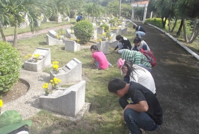 Sinh viên trường TC Đại Việt ra quân dọn vệ sinh nghĩa trang liệt sỹ TP HCM
