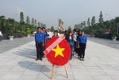 Lễ dâng hoa, dâng hương tri ân các anh hùng liệt sĩ nhân ngày 27/7 tại nghĩa trang liệt sĩ Thành phố