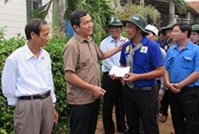 Lãnh đạo tỉnh Phú Yên đến thăm và tặng quà cho các chiến sĩ tình nguyện của Trường CĐ Đại Việt Sài Gòn