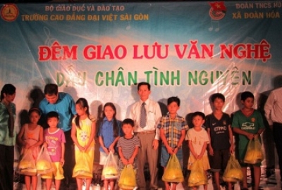 Giao lưu văn nghệ và trao học bổng cho HS khó khăn tại thôn Phước Lương