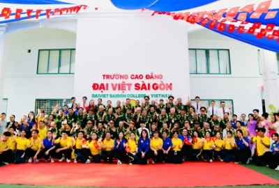 Trường Cao đẳng Đại Việt Sài Gòn trao tặng 300 triệu đồng hỗ trợ tìm kiếm hài cốt liệt sĩ tại Quảng Trị