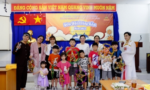 Trường Trung cấp Đại Việt TP. HCM tổ chức Trung thu cho các em thiếu nhi là con của cán bộ, công, nhân viên nhà trường.