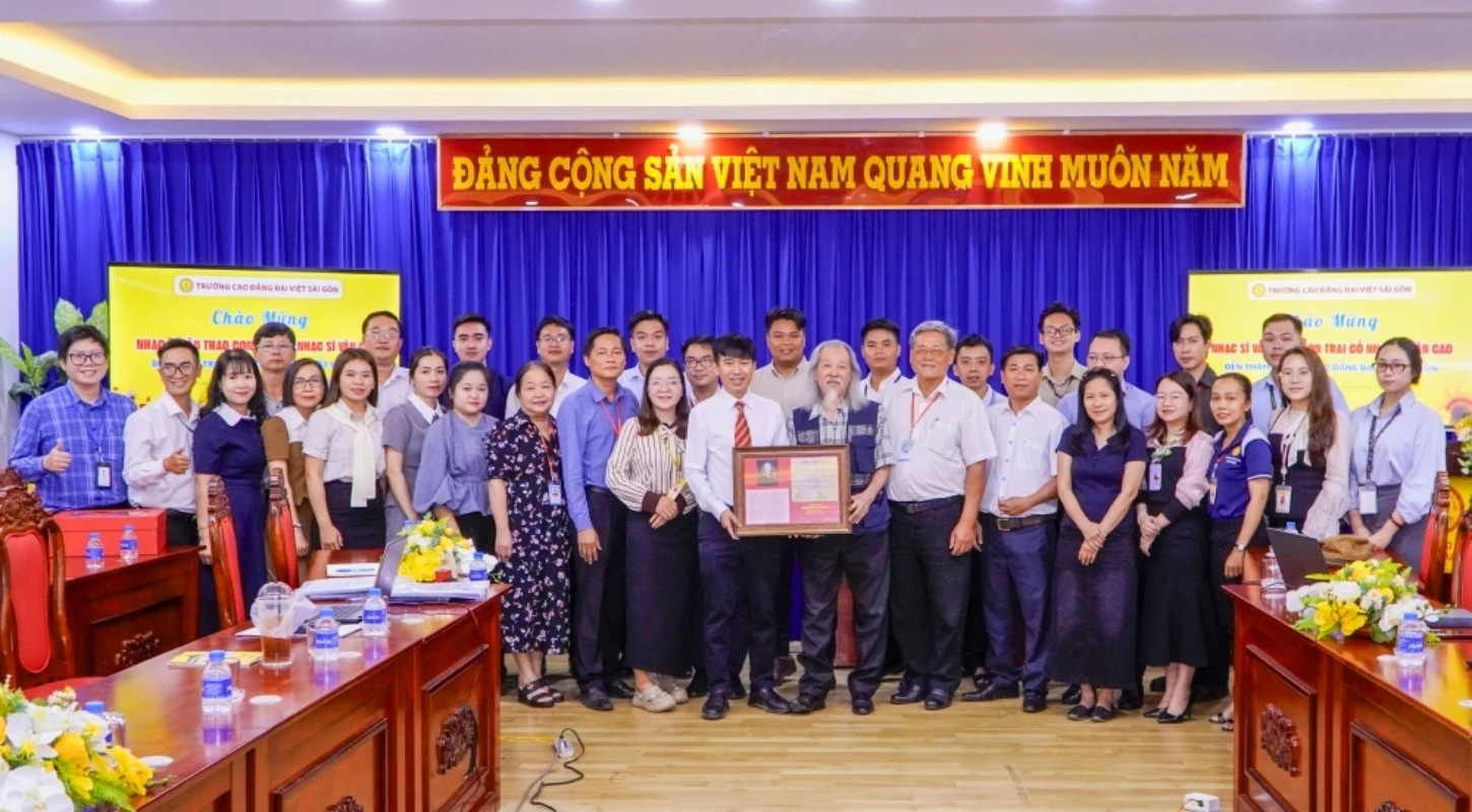 Giao Lưu Đặc Biệt Cùng Nhạc Sĩ Văn Thao Nhân Kỷ Niệm 51 Năm Ngày Giải Phóng Miền Nam | Trường Trung Cấp Đại Việt Tp. Hồ Chí Minh