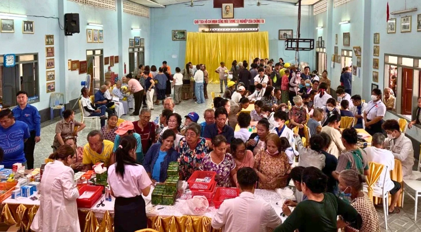 Trường Cao Đẳng Đại Việt Sài Gòn Thăm, Khám Bệnh Và Phát Thuốc Cho Người Dân Tại Tỉnh Savannakhet, Lào | Trường Trung Cấp Đại Việt Tp. Hồ Chí Minh
