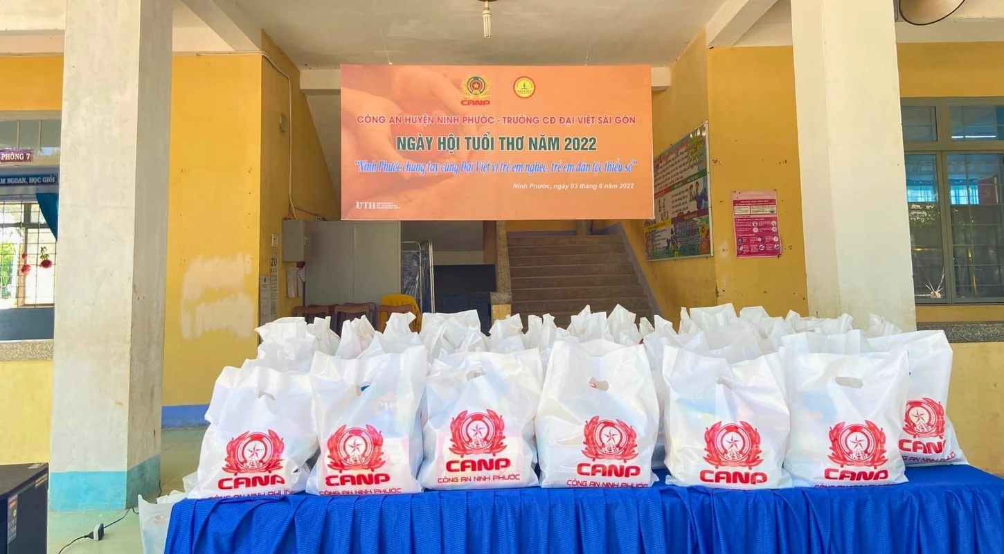 Tuổi Trẻ Cao Đẳng Đại Việt Sài Gòn Trao 207 Phần Quà Cho Học Sinh Khó Khăn Tại Ninh Thuận | Trường Trung Cấp Đại Việt Tp. Hồ Chí Minh