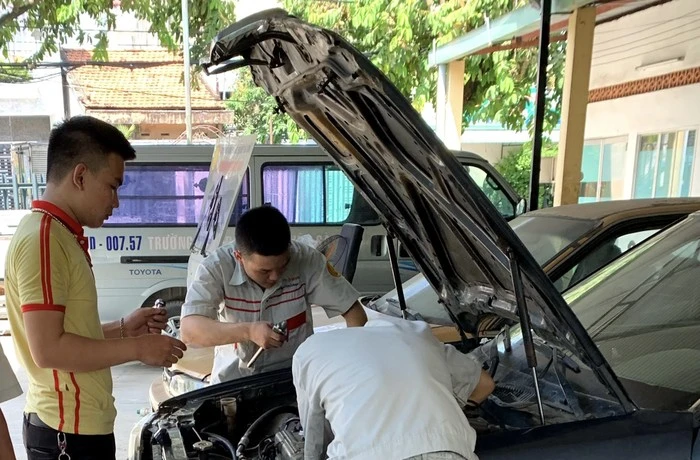 100% SV ngành Công nghệ ô tô Trường CĐ Đại Việt Sài Gòn có việc làm