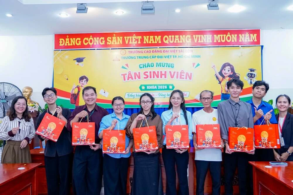 Trung Thu Ấm Áp – Cao Đẳng Đại Việt Sài Gòn Cơ Sở Thủ Đức Gửi Trao Niềm Vui Đến Cán Bộ Nhân Viên