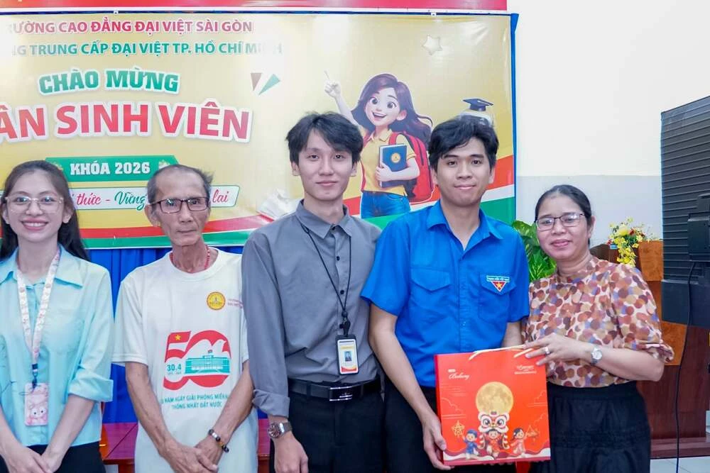 Trung Thu Ấm Áp – Cao Đẳng Đại Việt Sài Gòn Cơ Sở Thủ Đức Gửi Trao Niềm Vui Đến Cán Bộ Nhân Viên