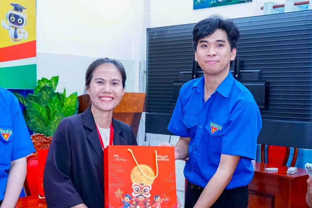 Trung Thu Ấm Áp – Cao Đẳng Đại Việt Sài Gòn Cơ Sở Thủ Đức Gửi Trao Niềm Vui Đến Cán Bộ Nhân Viên