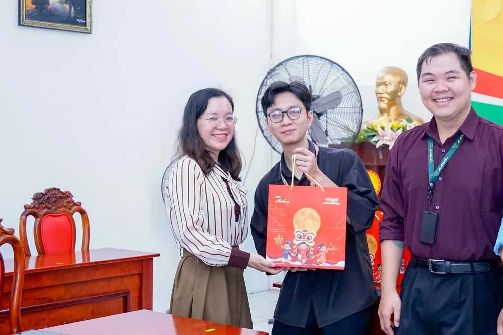 Trung Thu Ấm Áp – Cao Đẳng Đại Việt Sài Gòn Cơ Sở Thủ Đức Gửi Trao Niềm Vui Đến Cán Bộ Nhân Viên
