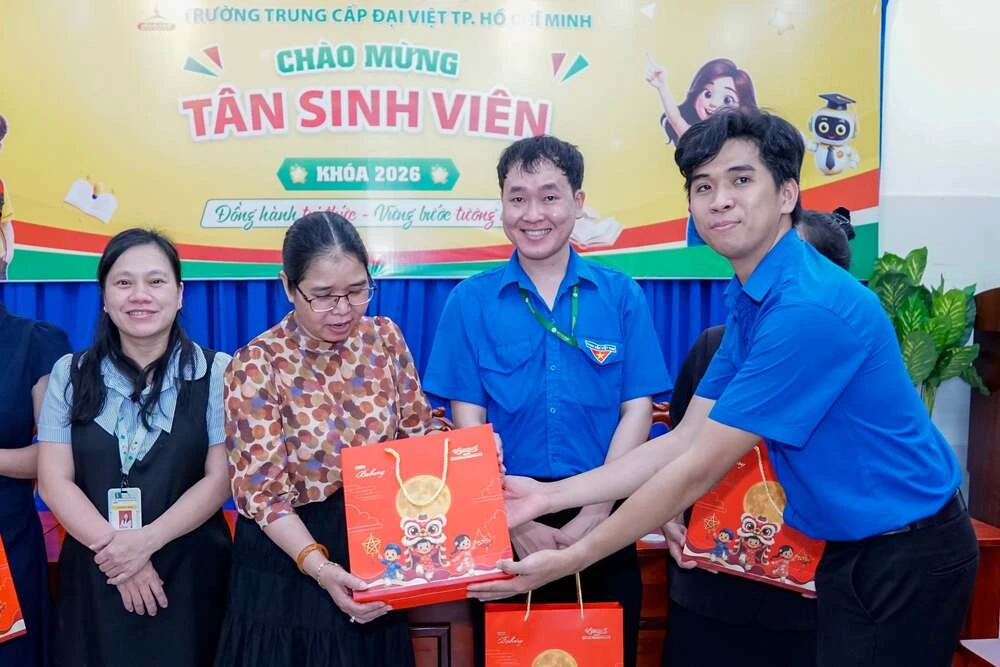 Trung Thu Ấm Áp – Cao Đẳng Đại Việt Sài Gòn Cơ Sở Thủ Đức Gửi Trao Niềm Vui Đến Cán Bộ Nhân Viên