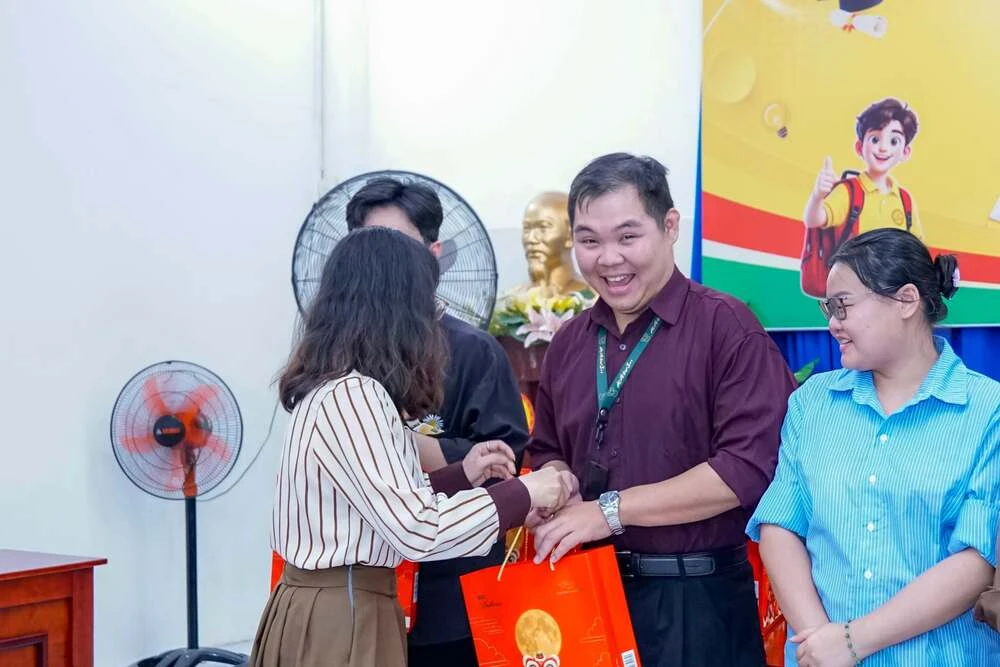 Trung Thu Ấm Áp – Cao Đẳng Đại Việt Sài Gòn Cơ Sở Thủ Đức Gửi Trao Niềm Vui Đến Cán Bộ Nhân Viên