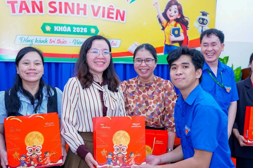 Trung Thu Ấm Áp – Cao Đẳng Đại Việt Sài Gòn Cơ Sở Thủ Đức Gửi Trao Niềm Vui Đến Cán Bộ Nhân Viên