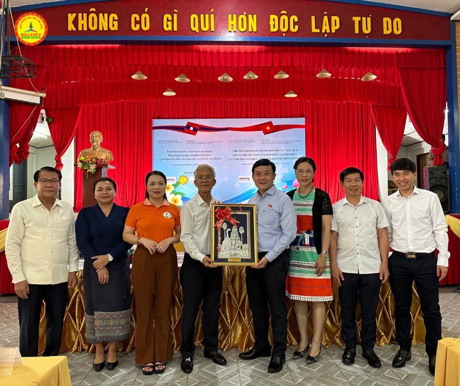 Trường Cao đẳng Đại Việt Sài Gòn khám bệnh miễn phí tại Savannakhet, Lào