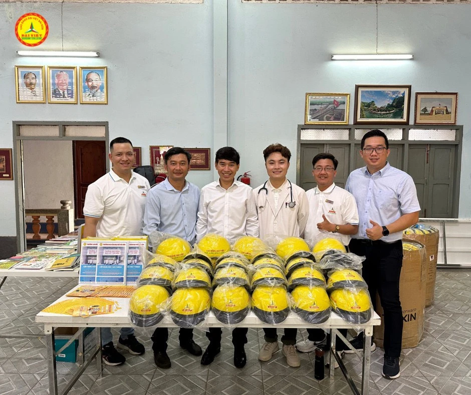 Trường Cao đẳng Đại Việt Sài Gòn khám bệnh miễn phí tại Savannakhet, Lào