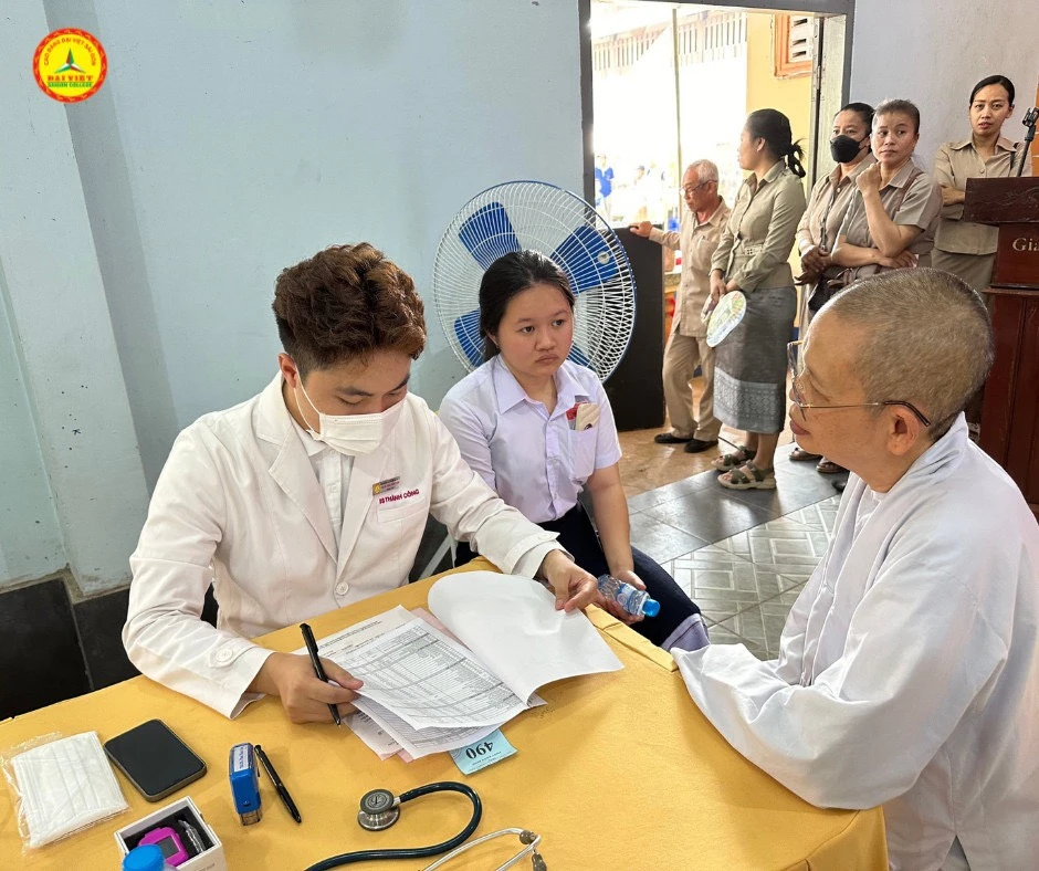 Trường Cao đẳng Đại Việt Sài Gòn khám bệnh miễn phí tại Savannakhet, Lào