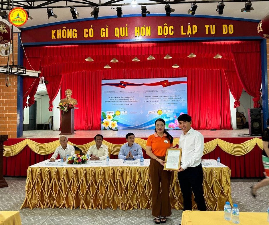 Trường Cao đẳng Đại Việt Sài Gòn khám bệnh miễn phí tại Savannakhet, Lào