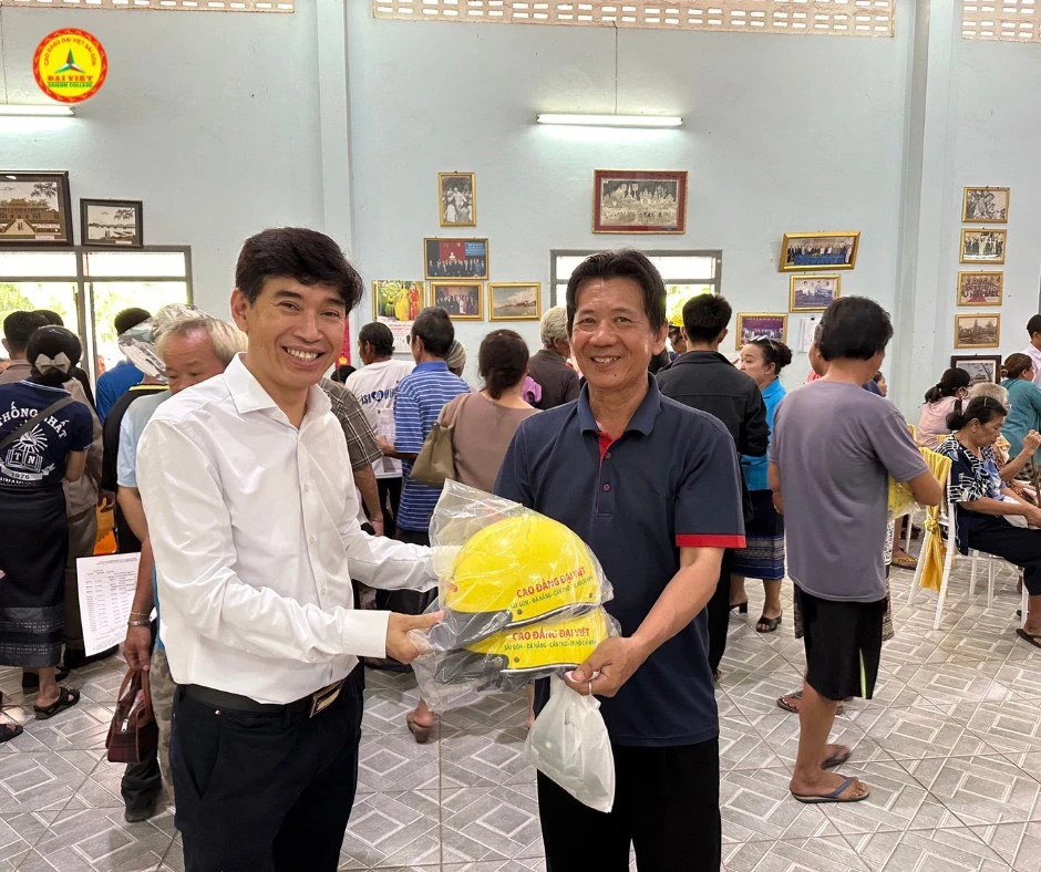 Trường Cao đẳng Đại Việt Sài Gòn khám bệnh miễn phí tại Savannakhet, Lào