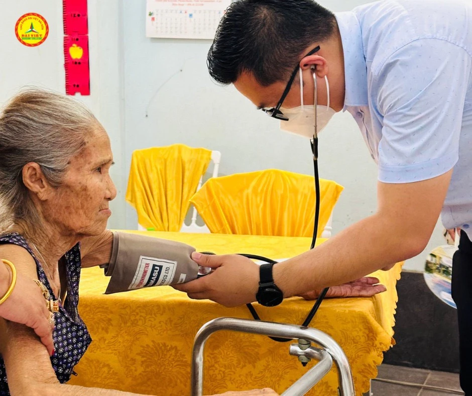 Trường Cao đẳng Đại Việt Sài Gòn khám bệnh miễn phí tại Savannakhet, Lào