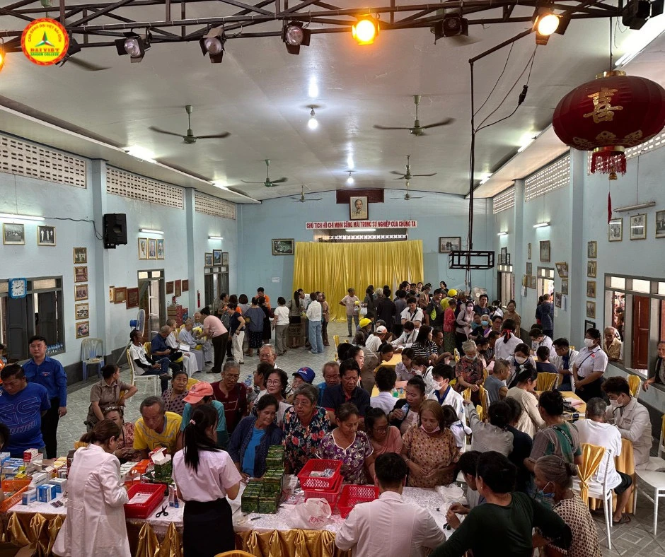 Trường Cao đẳng Đại Việt Sài Gòn khám bệnh miễn phí tại Savannakhet, Lào