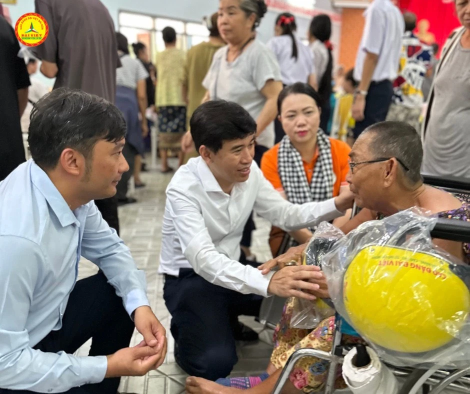 Trường Cao đẳng Đại Việt Sài Gòn khám bệnh miễn phí tại Savannakhet, Lào