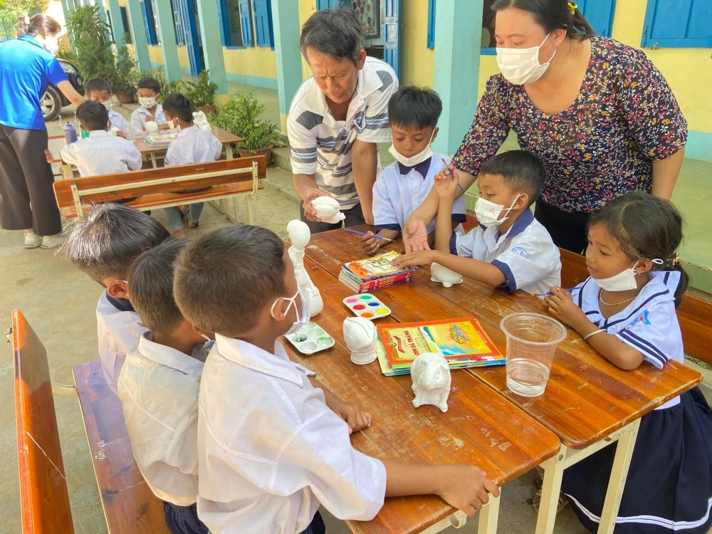 Đoàn trường Cao đẳng Đại Việt Sài Gòn trao quà cho học sinh khó khăn tại Ninh Thuận