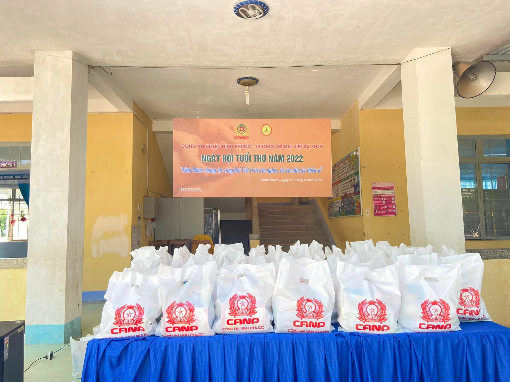 Đoàn trường Cao đẳng Đại Việt Sài Gòn trao quà cho học sinh khó khăn tại Ninh Thuận