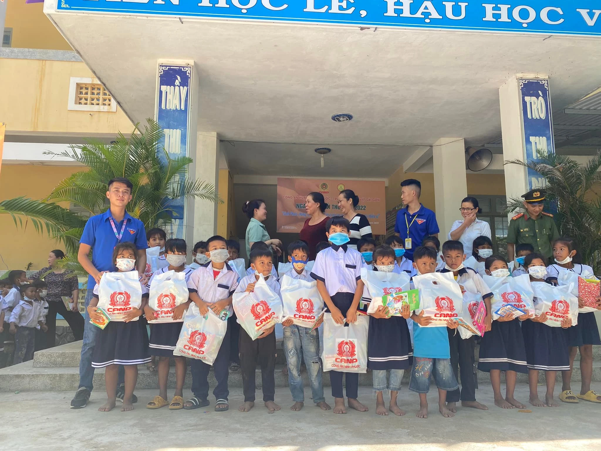 Đoàn trường Cao đẳng Đại Việt Sài Gòn trao quà cho học sinh khó khăn tại Ninh Thuận
