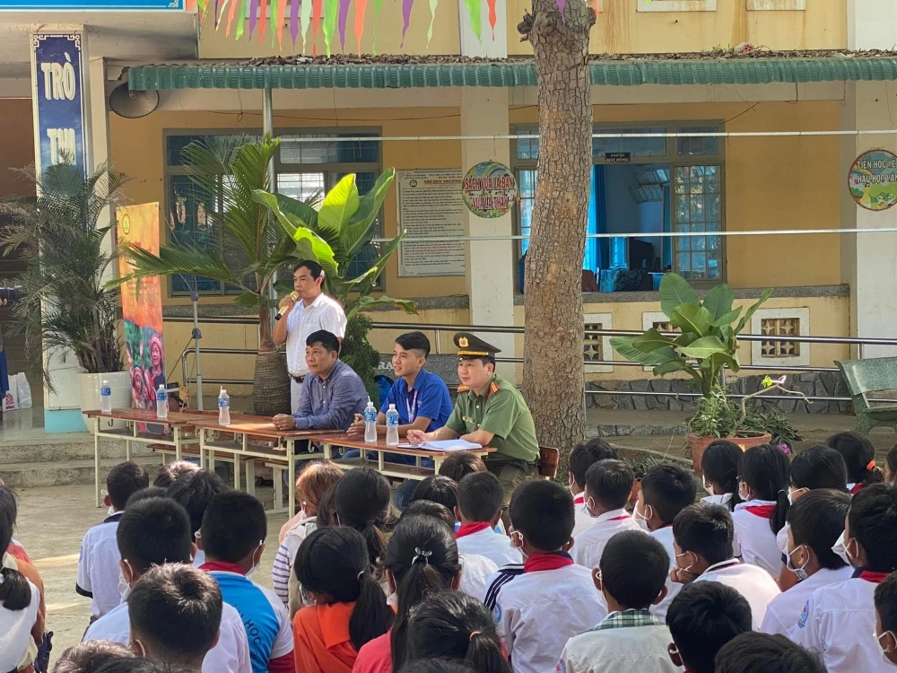 Đoàn trường Cao đẳng Đại Việt Sài Gòn trao quà cho học sinh khó khăn tại Ninh Thuận