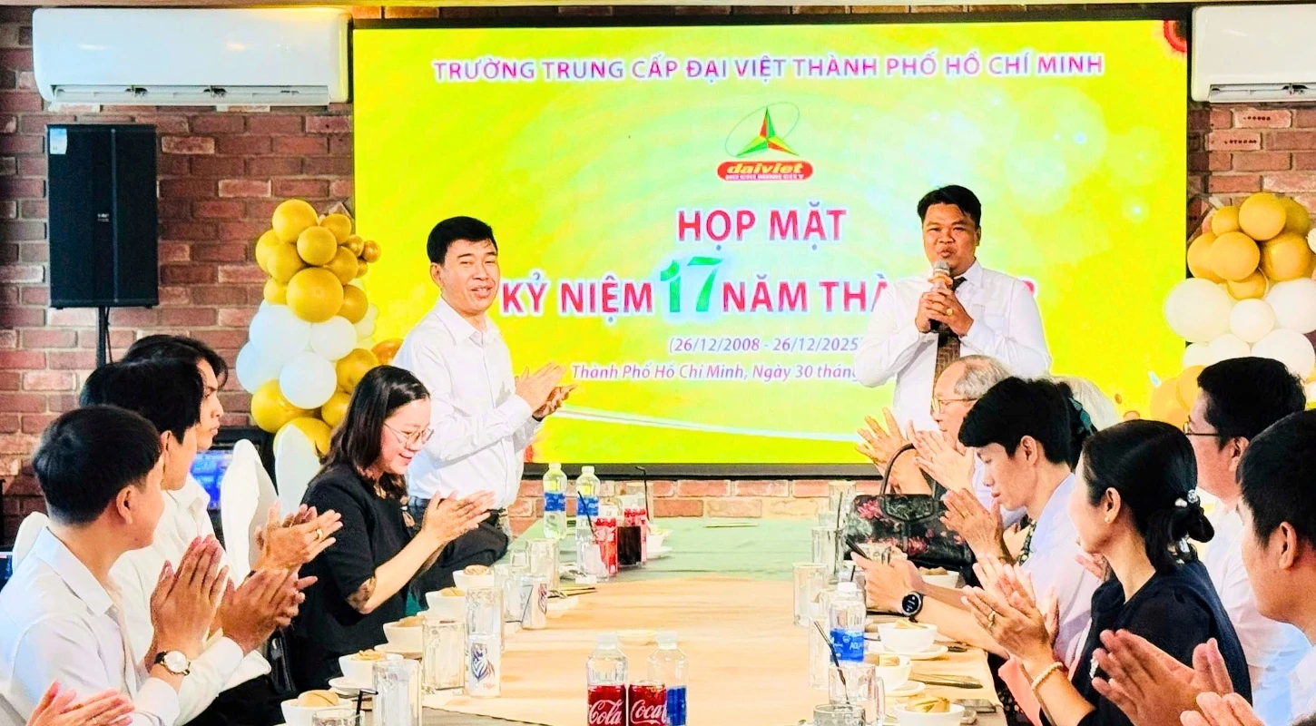 Hình Kỷ Niệm 17 Năm | Trường Trung Cấp Đại Việt Tp. Hồ Chí Minh